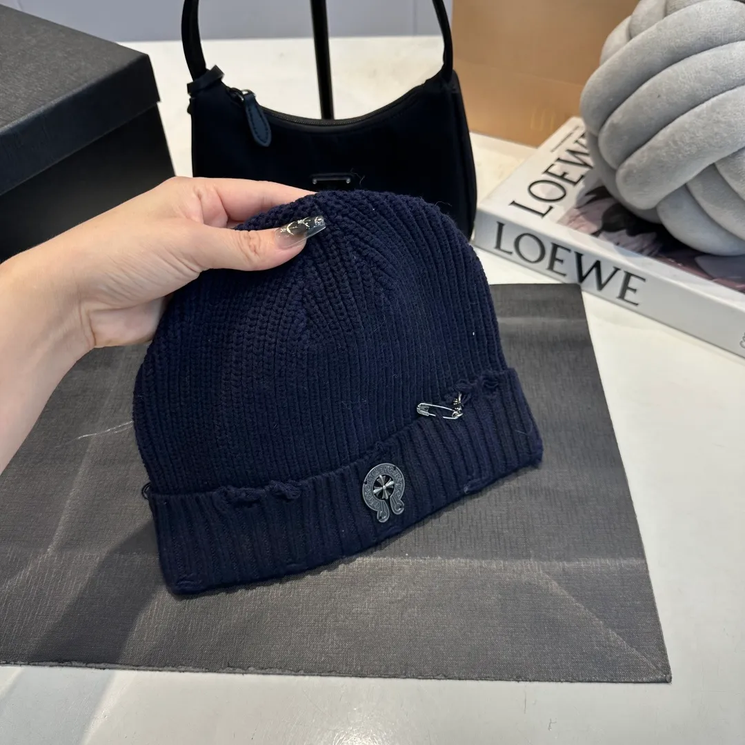 P60 Crow Heart Autumn and Winter Wool Knitted Beanie This must be the favorite of minimalism. It is clean, neat, fashionable and versatile, and will definitely not be picky about your face shape! A fashionable classic that lasts forever! Fashionable black and white can be purchased together